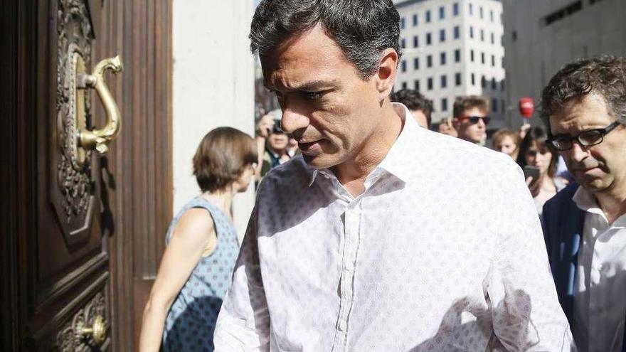 Pedro Sánchez, a su llegada ayer al Congreso de los Diputados. // Efe