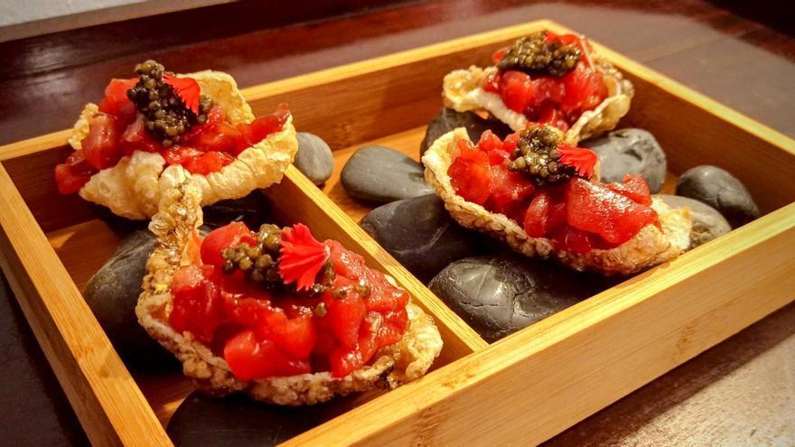 Tartar de atún toro sobre piel suflada de morena y caviar.