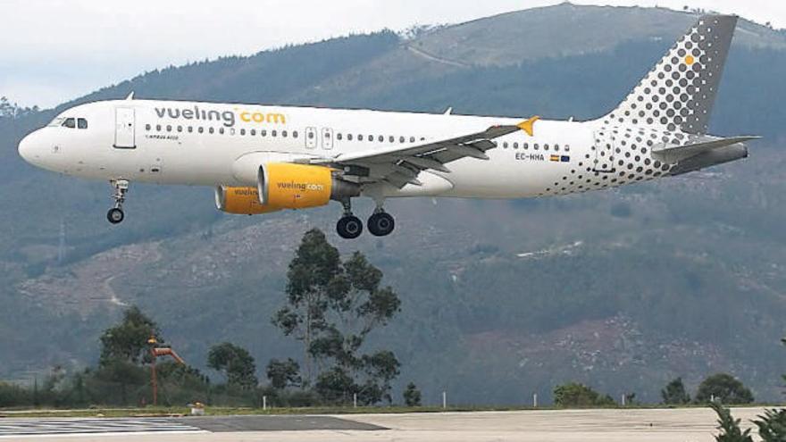Un avión de Vueling, la aerolínea subvencionada también en A Coruña, llegando a Peinador.  // J. De Arcos