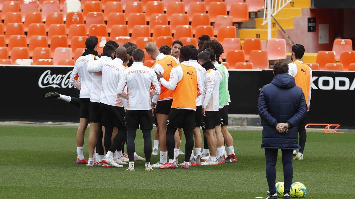 Bordalás, observa a sus jugadores en Mestalla