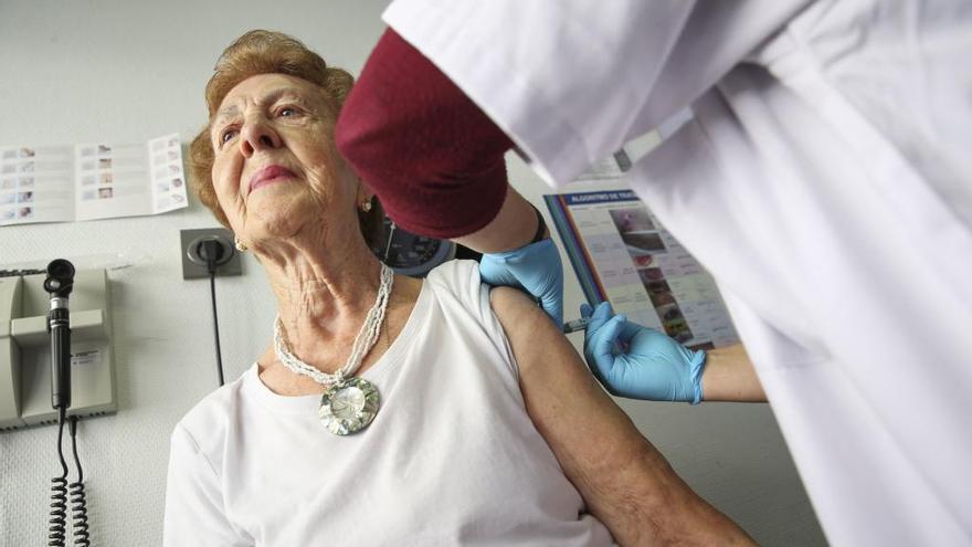 Una mujer mayor recibe la vacuna de la gripe. // RMA Collin