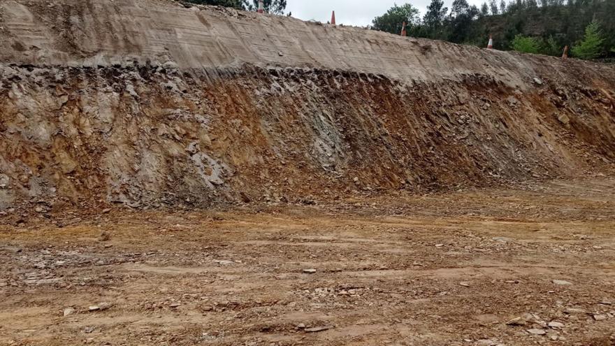 Obras para la construcción de la planta de tratamiento de aguas residuales en la mina de San Finx, en el municipio de Lousame / cofradía de noia