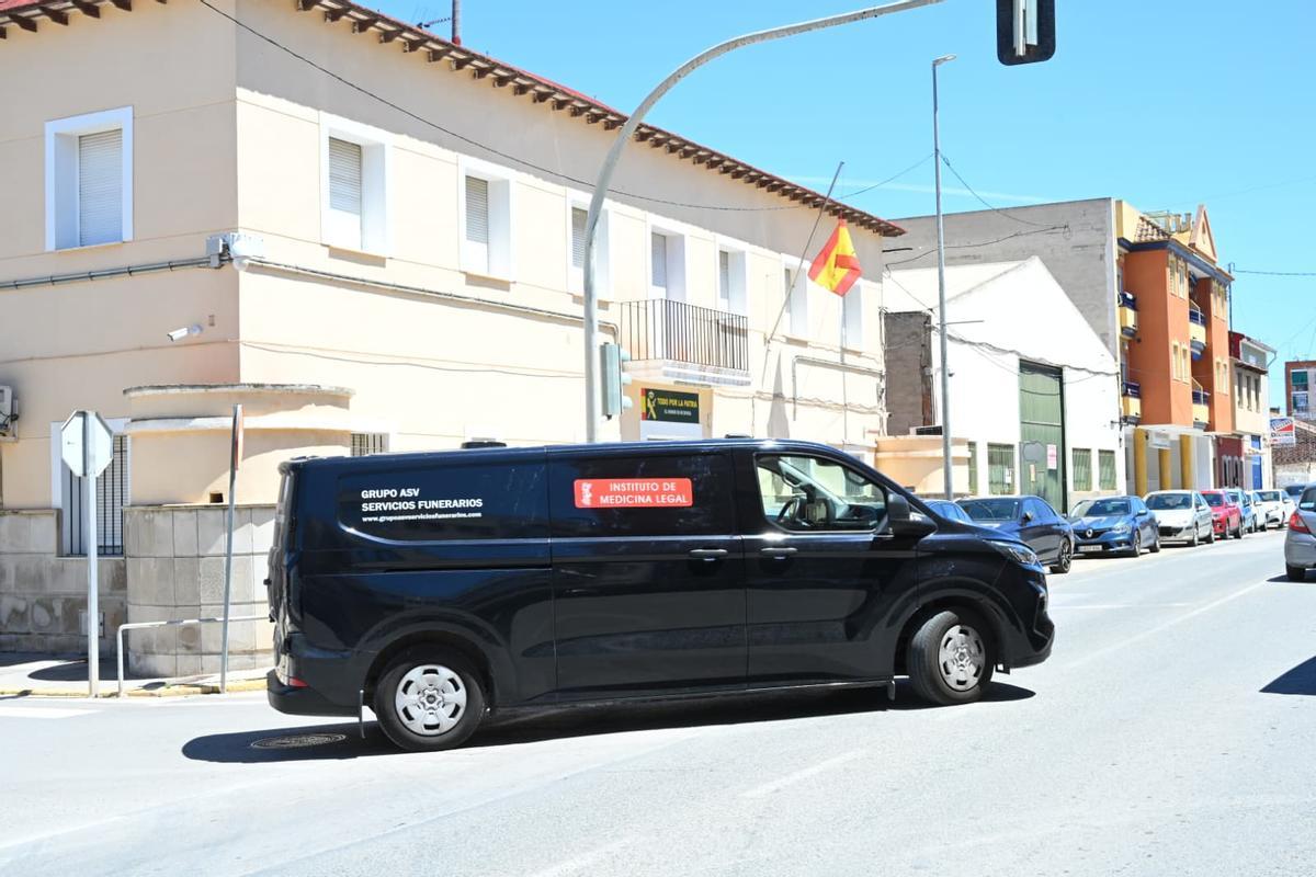 Investigación abierta en el cuartel de Dolores tras hallarse los cuerpos de un guardia civil, su mujer y su hijo