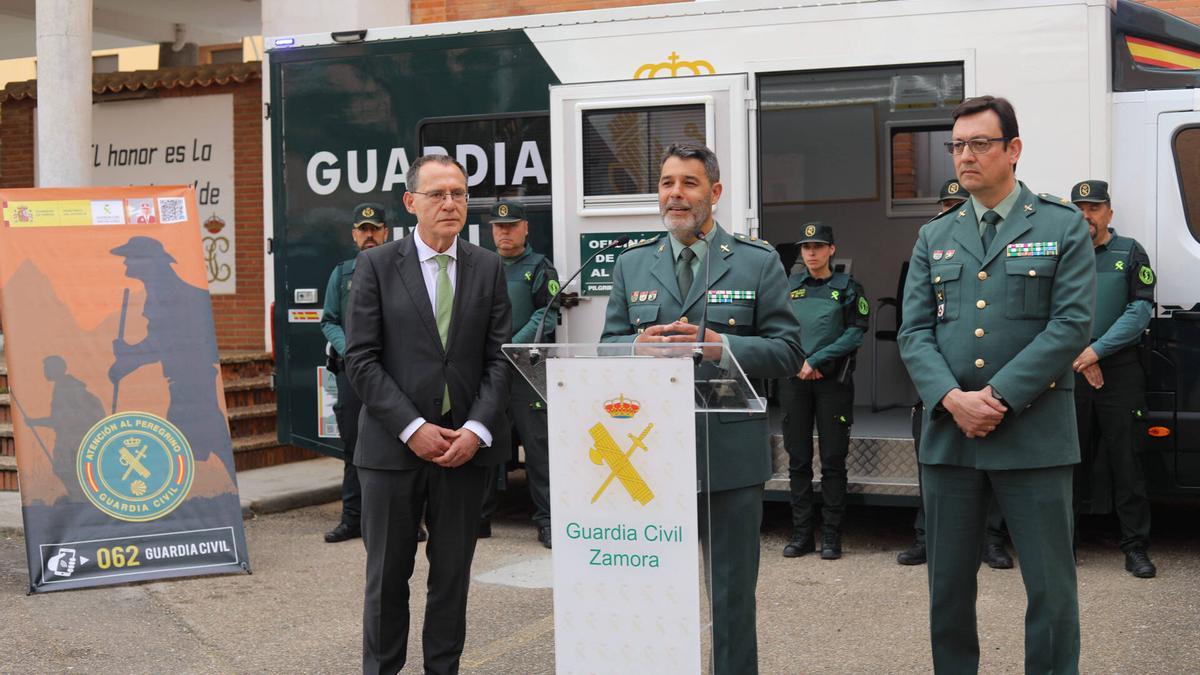 El teniente coronel de la Comandancia, David Pulido, presenta el Plan de Seguridad Jacobea junto al subdelegado, Angel Blanco, y el Jesús González Tejada.