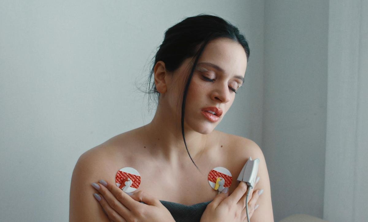 Rosalía, en un momento del videoclip de 'Berghain'.