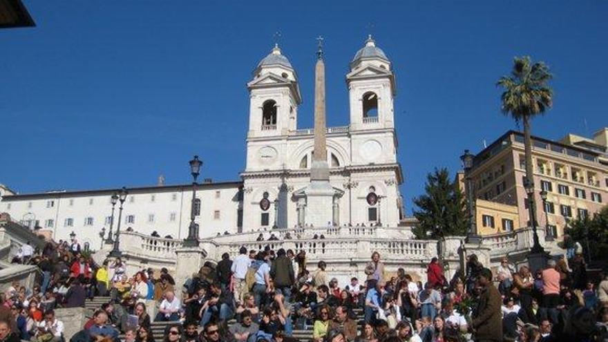 Roma multará a quienes se sienten en la escalinata de la Plaza de España