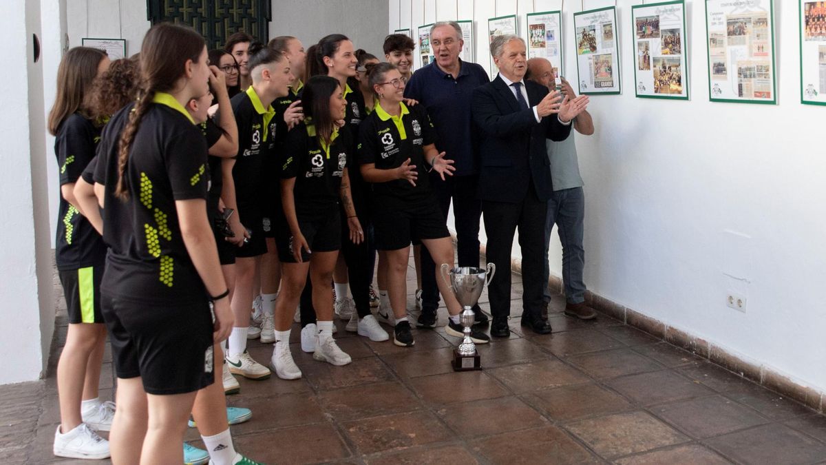 Componentes del Deportivo Córdoba junto a Salvador Fuentes, en la presentación de la exposición.