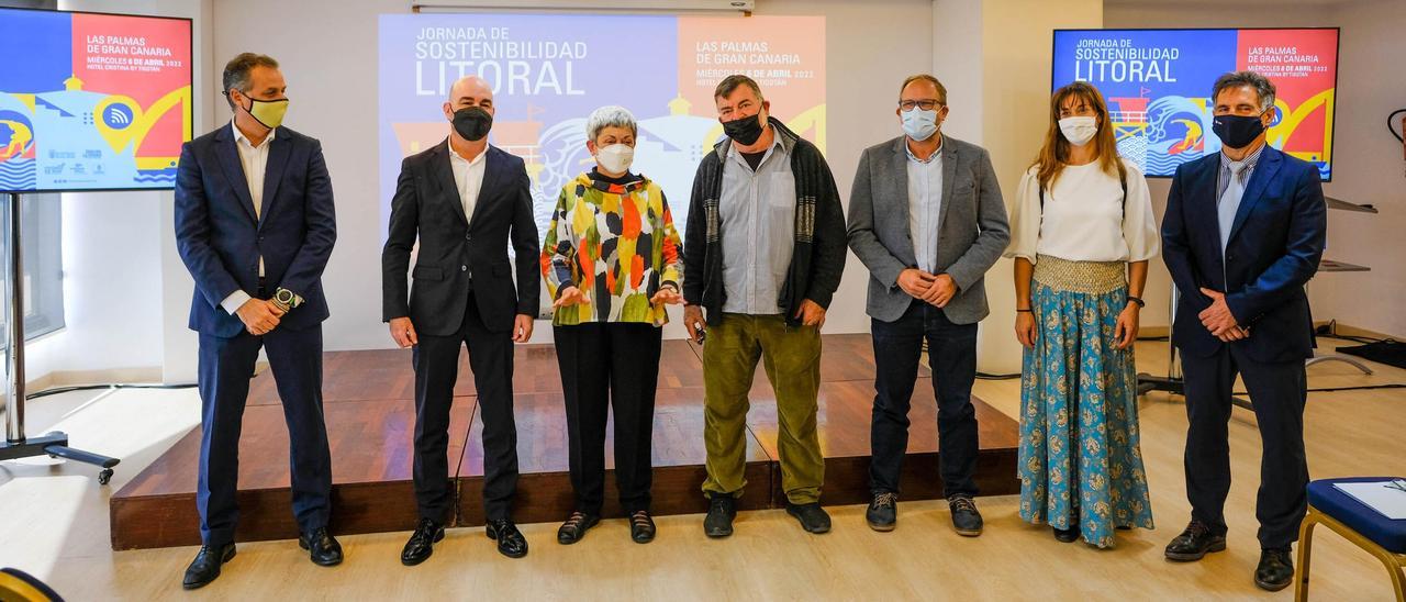 Foto de familia de los participantes en las jornadas, entre ellos Estalella (primero por la izquierda), Hernández, a su lado, y Fernández (segunda por la derecha)