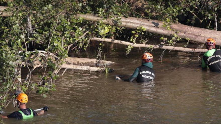 Equipos de emergencia en el río Nalón.