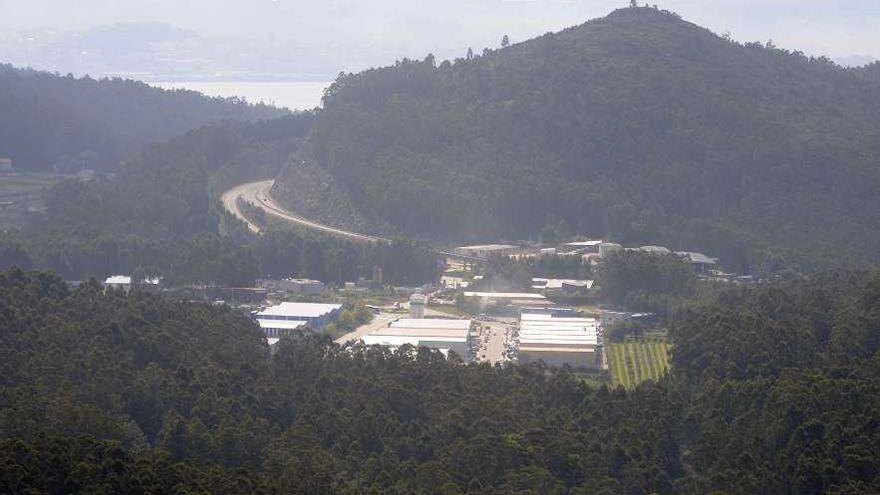 Una vista del polígono de Castiñeiras, entre Cangas y Bueu, con el Corredor do Morrazo al fondo. // N.P.
