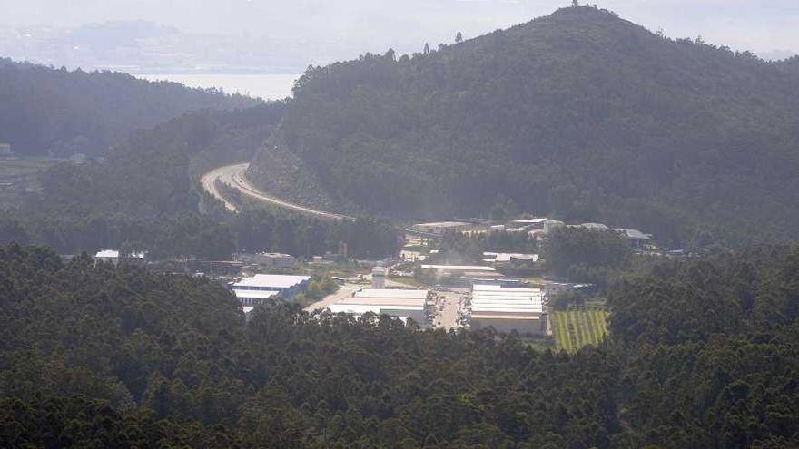 Una vista del polígono de Castiñeiras, entre Cangas y Bueu, con el Corredor do Morrazo al fondo.  // N.P.