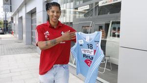 Trahan Davis, con la camiseta del Celta el día de su presentación