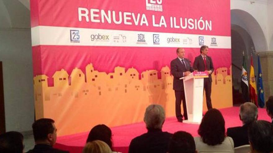 Monago anima a los ayuntamientos extremeños a bajar la presión fiscal en cinco millones