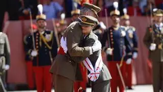 El rey Felipe VI abraza a su hija Leonor para nombrarla dama alférez cadete en su último día en Zaragoza