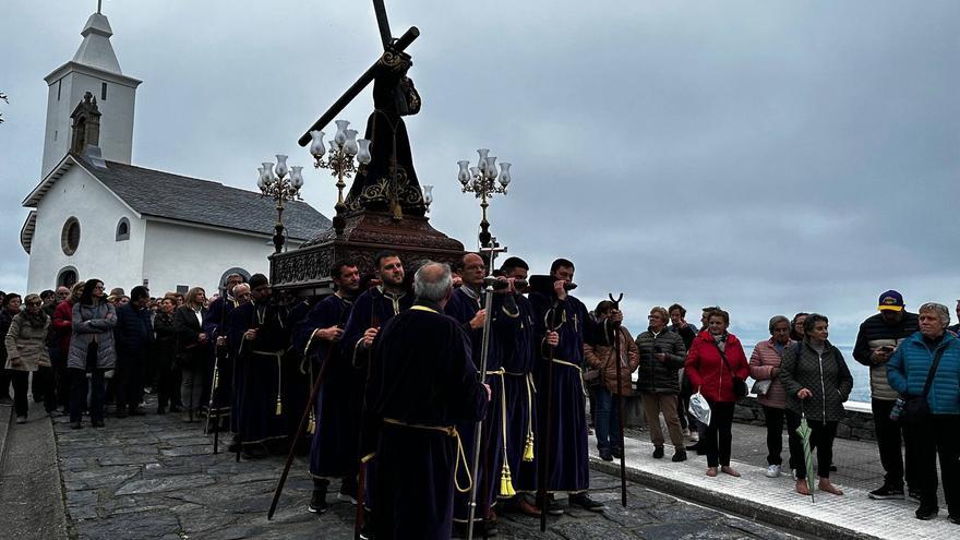 El Nazareno, &quot;único&quot; en la primera procesión del año de Luarca: la venerada imagen mira al Cantábrico y cruza el paseo del muelle