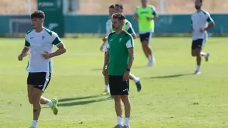 El primer día del nuevo Córdoba CF: fútbol, ilusión y reencuentros en la vuelta al trabajo