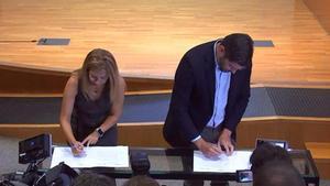 Ana Alós y Alejandro Nolasco rubrican el pacto entre PP y Vox en Aragón.