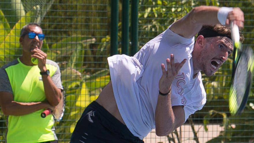 El tenista ilicitano Mario Vilella en un entrenamiento reciente en Alicante.