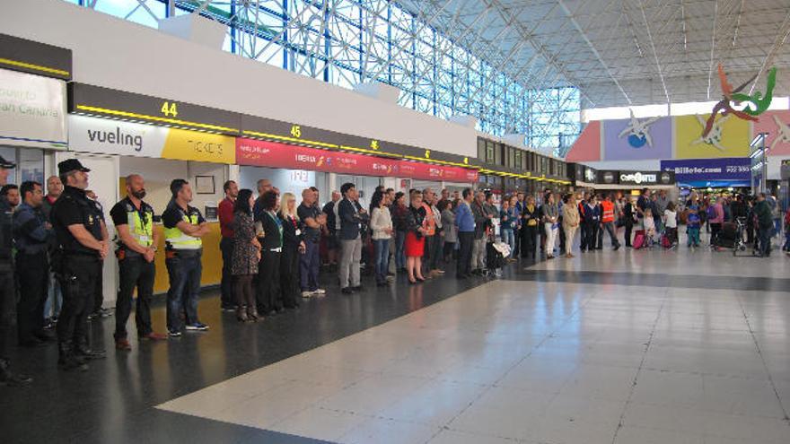 Minuto de silencio en el Aeropuerto de Gran Canaria, ayer.