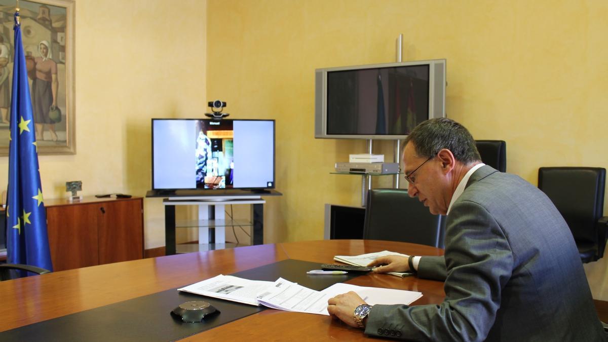 Ángel Blanco durante la reunión telemática con usuarios de la estación del AVE en Sanabria