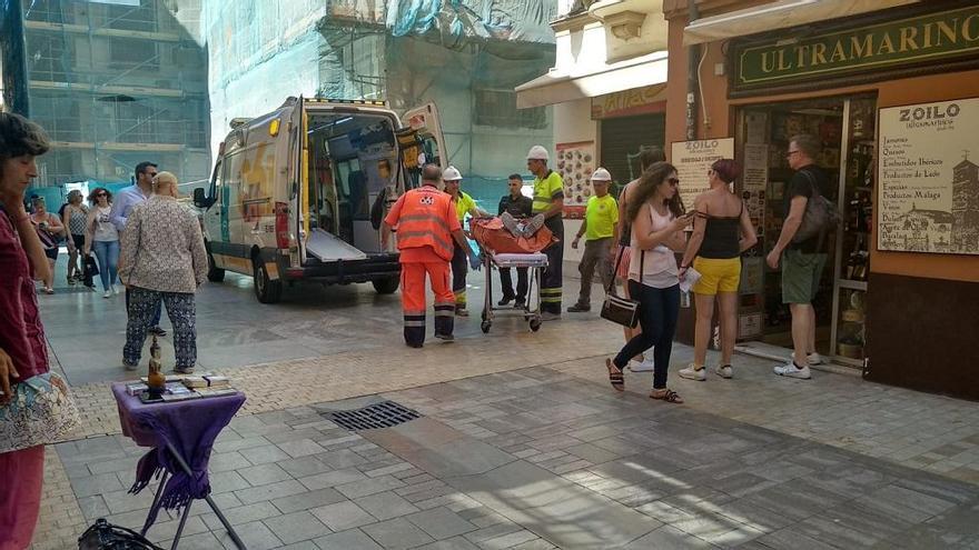 Un obrero herido en las obras del hotel Palacio Solecio en la calle Granada el pasado mes de junio.