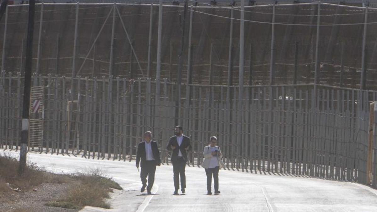 Enrique Santiago (Unidas Podemos), Jon Iñarritu (EH Bildu) y Maria Carvalho (ERC) durante la visita a la frontera de Melilla este lunes. EFE DF.G. Guerrero