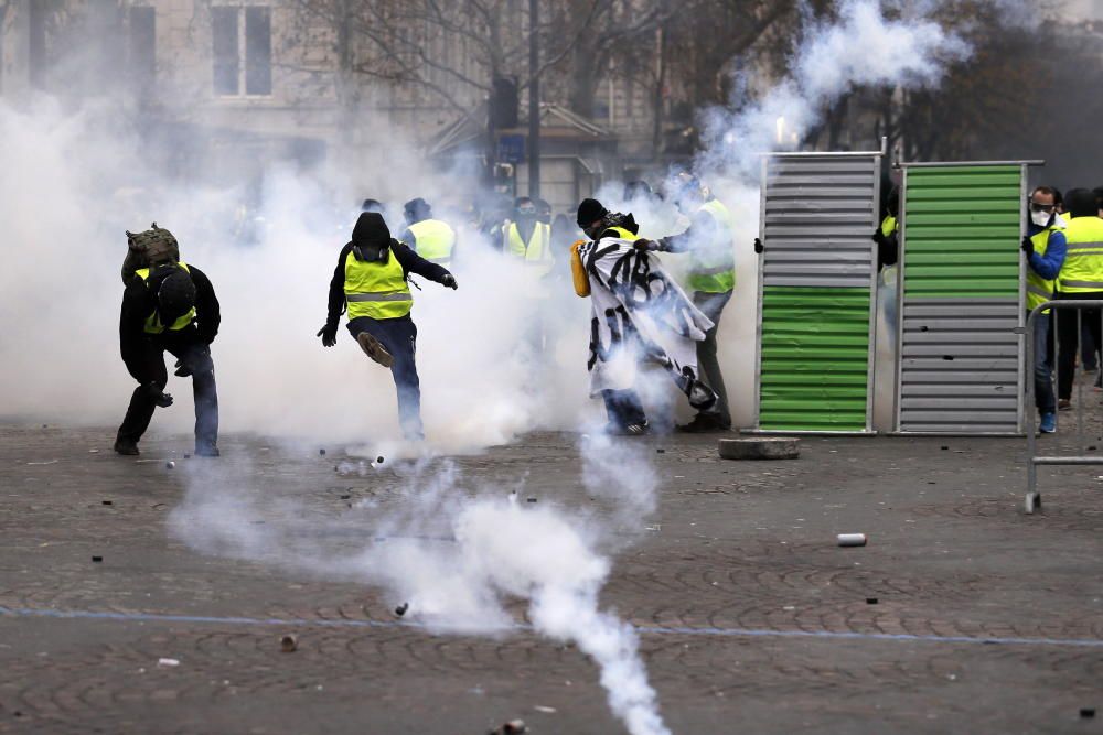 Enfrentamientos en el centro de París.