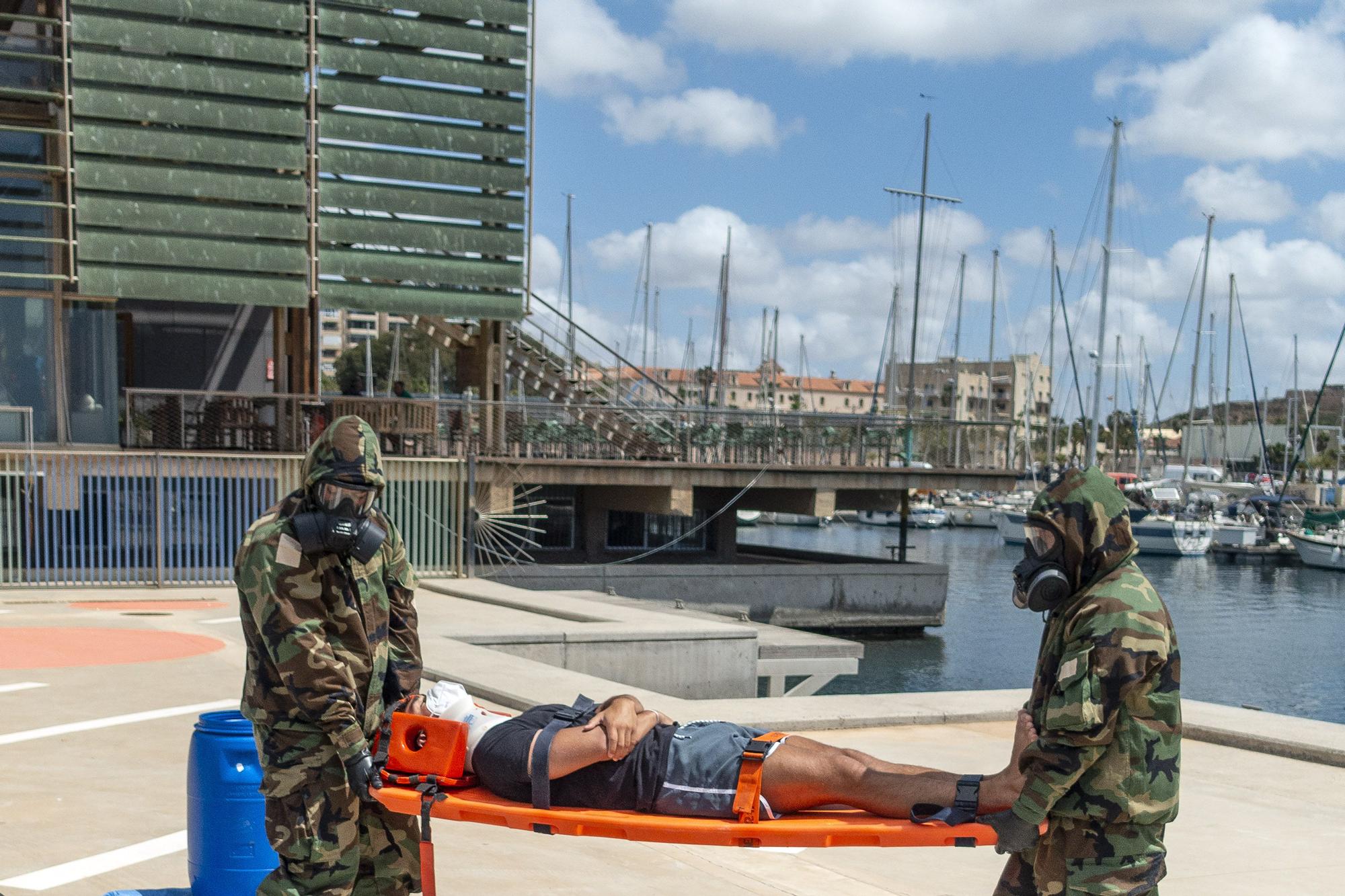 Simulacro de fuga y hundimiento de un buque con cargamento de combustible en Cartagena