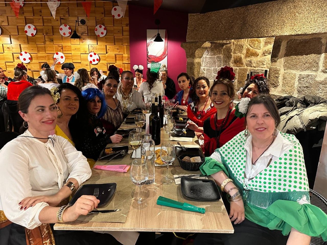 Asistentes a la fiesta de carnaval en el restaurante O 48 da Platería.