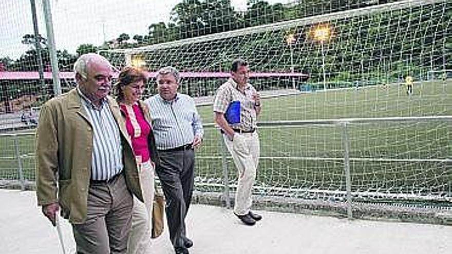 Porrón, Pilar Varela y Román Antonio Álvarez, ayer, en La Toba.