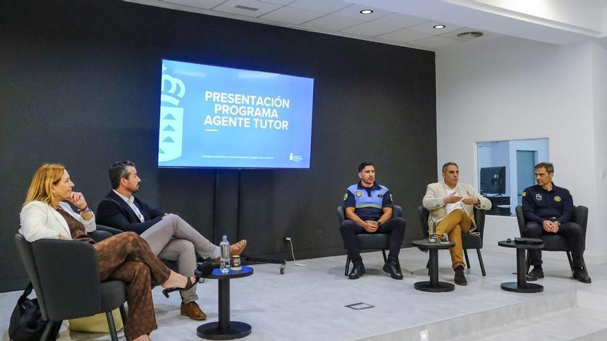 Canarias matricula en el cole a la Policía Local para luchar contra el acoso y el absentismo