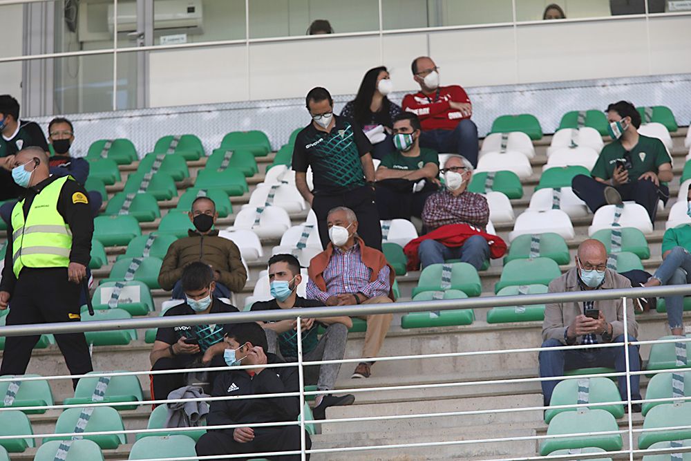 Aficionados asistentes al encuentro Córdoba CF-Balompédica Linense