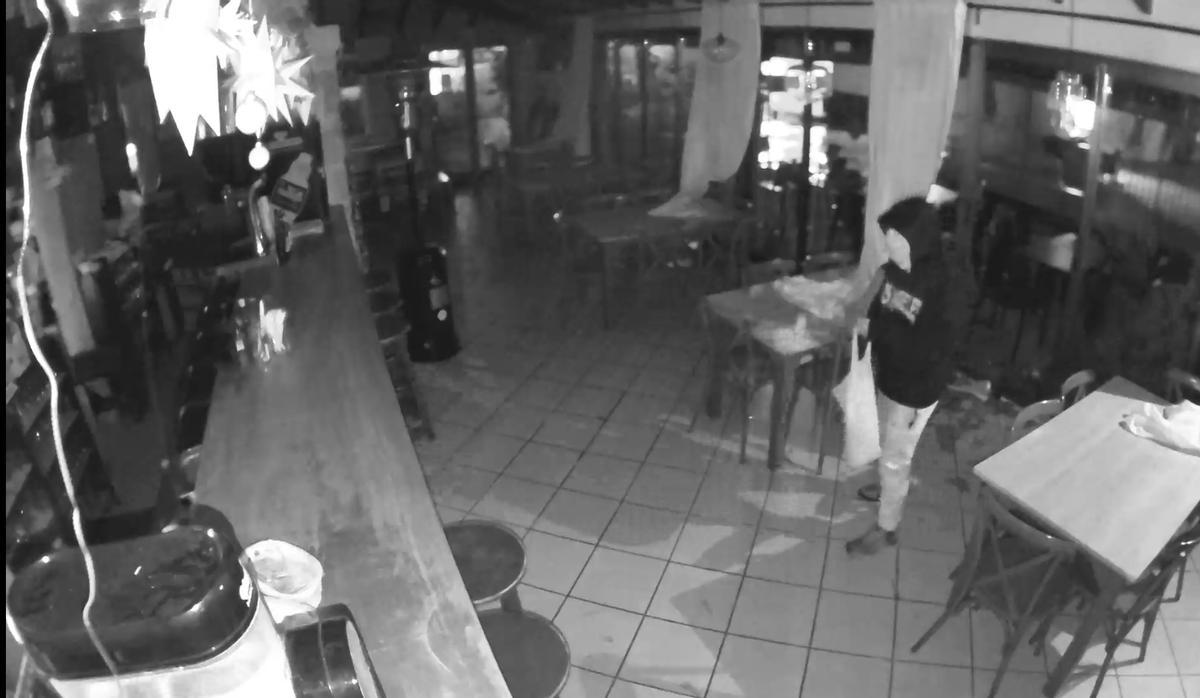 El ladrón, captado por una cámara de seguridad.