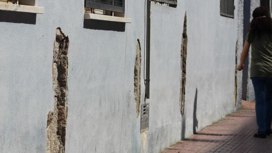 Iamgen de las catas en la fachada del Colegio Inmaculada para determinar las obras necesarias/ Foto D. Pamies