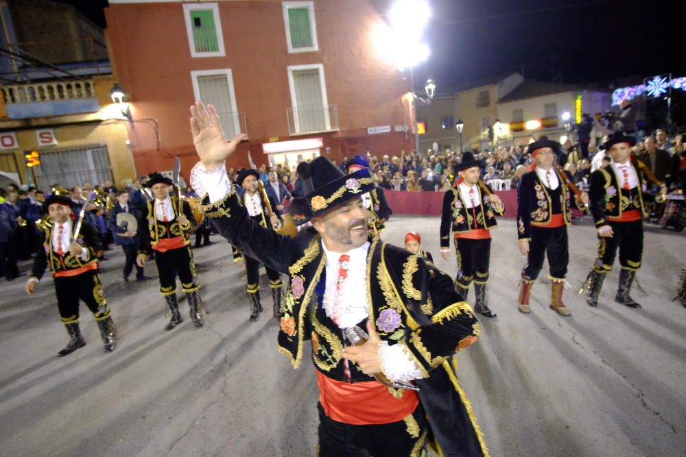 Los Contrabandistas abren en Monforte del Cid un desfile repleto de colorido y participación