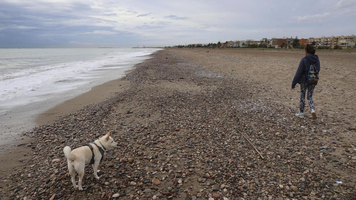 La presencia de piedras en un tramo de la playa de Almardà suscita quejas tras dos meses de aporte de arena