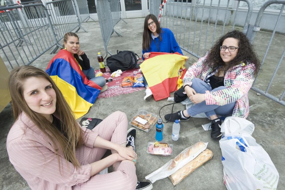 La preparación para el concierto que Romeo Santos ofrecerá esta noche en el Coliseum empezó un día antes para algunos de sus fans que pasaron la noche a las puertas del multiusos.