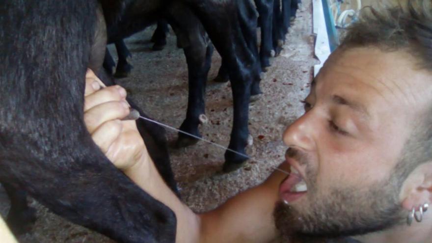 Twitter suspende la cuenta con fotos de ganaderos catalanes bebiendo leche de la ubre