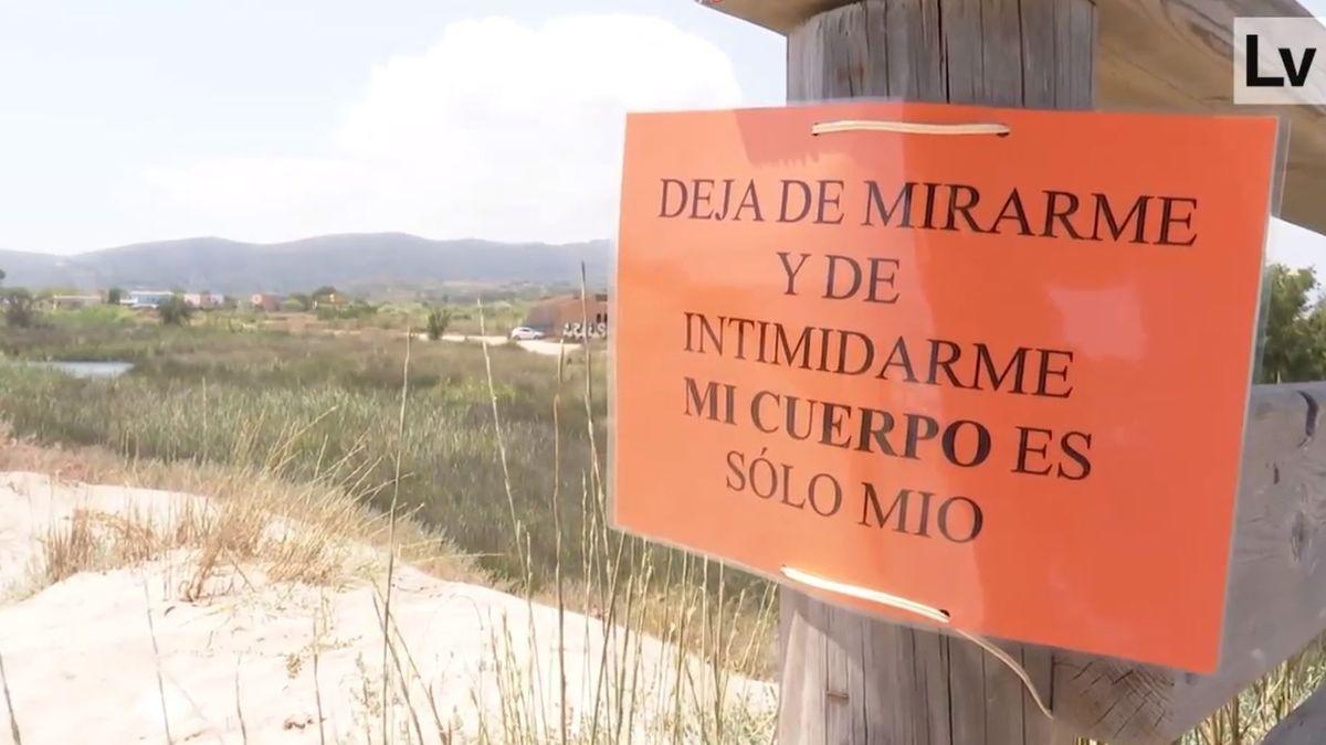 Cartel en la playa nudista del Mareny de Sant Llorenç para ahuyentar a los mirones.