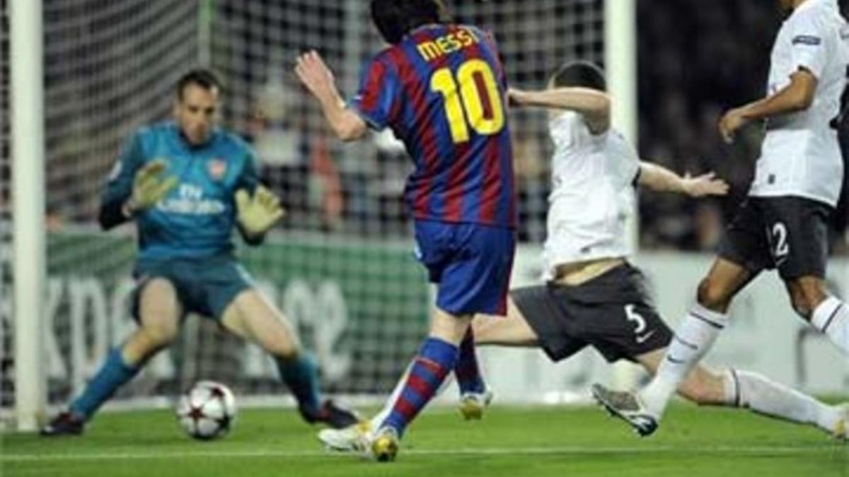 Messi marca uno de los cuatro goles que encajó el año pasado el Arsenal