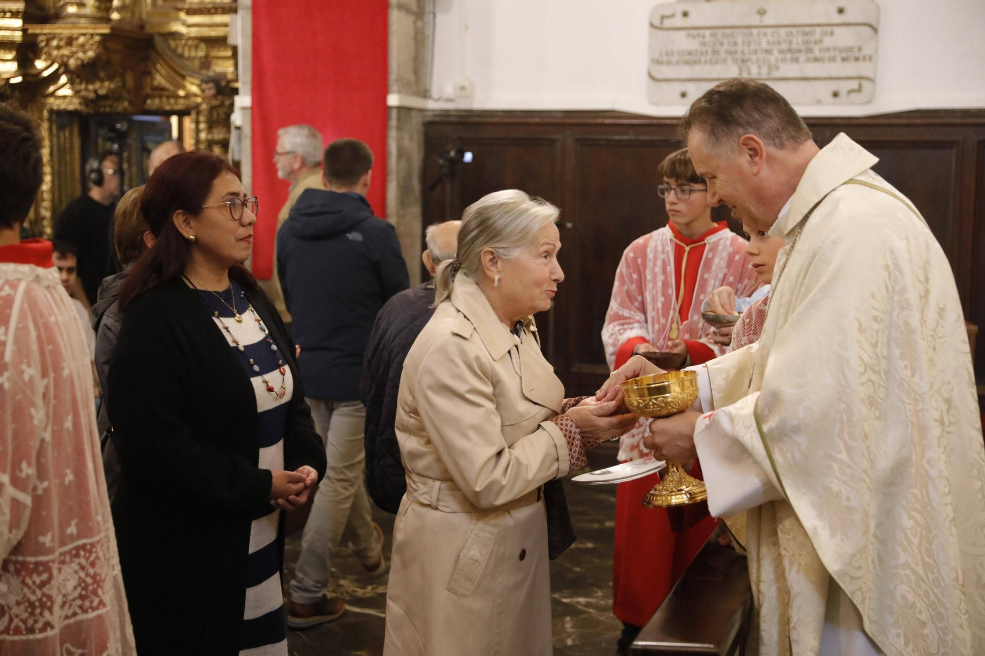El cardenal Ángel Fernández Artime oficia la primera misa cardenalicia de Gozón en el día de Todos los Santos en la parroquia de Santa María de Luanco