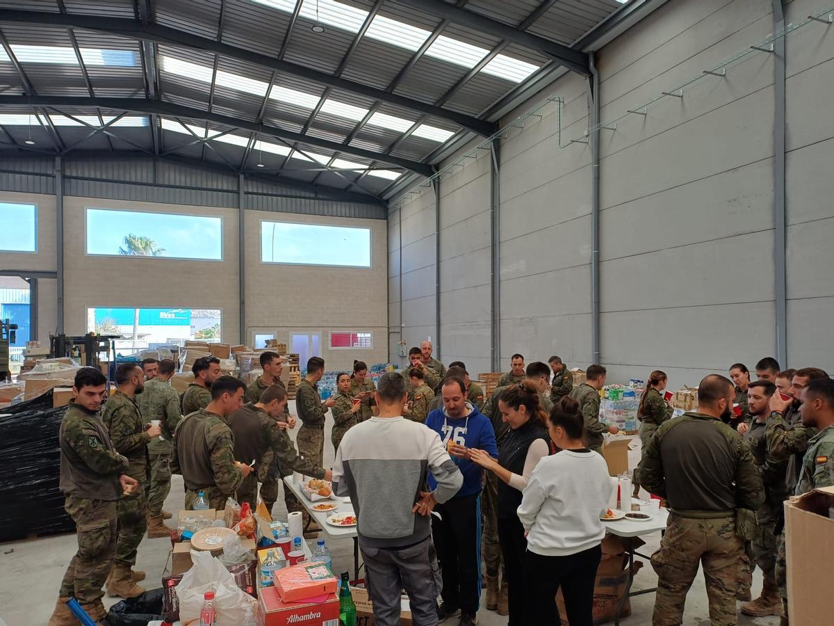 Decenas de voluntarios y militares en el centro de Montserrat tras la dana.
