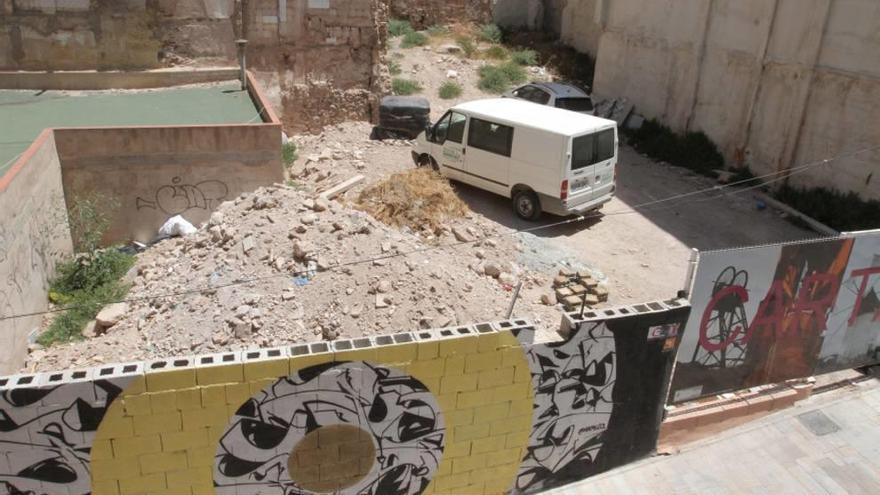 Un solar junto al Teatro  se llena de escombros