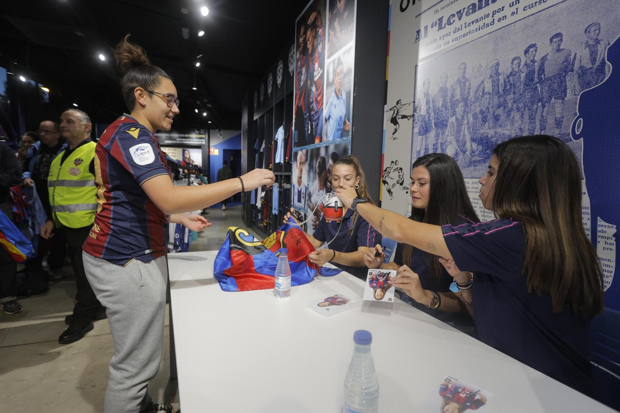 Meet&Greet con las futbolistas Alba Redondo, María Méndez y Silvia Lloris con aficionados