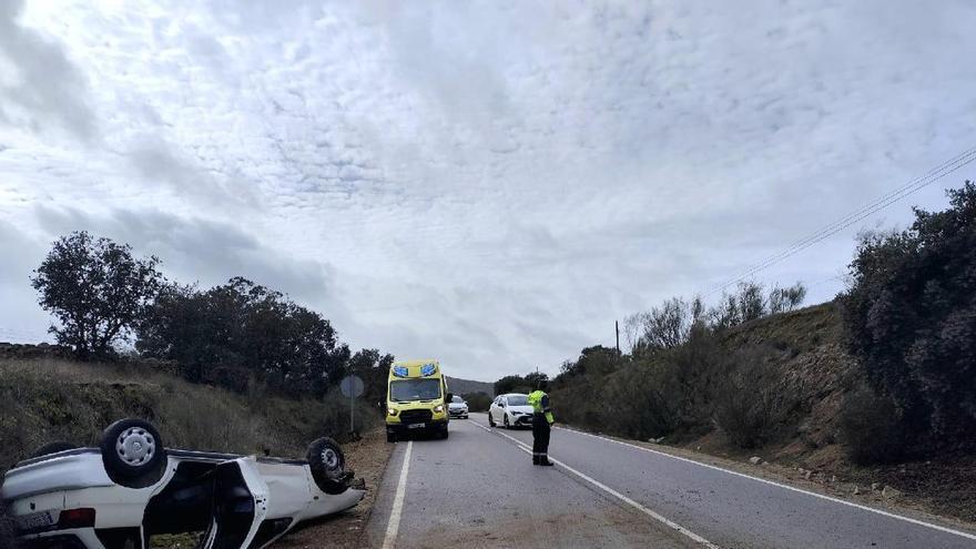 Accidente de coche con vuelco en Medina de las Torres