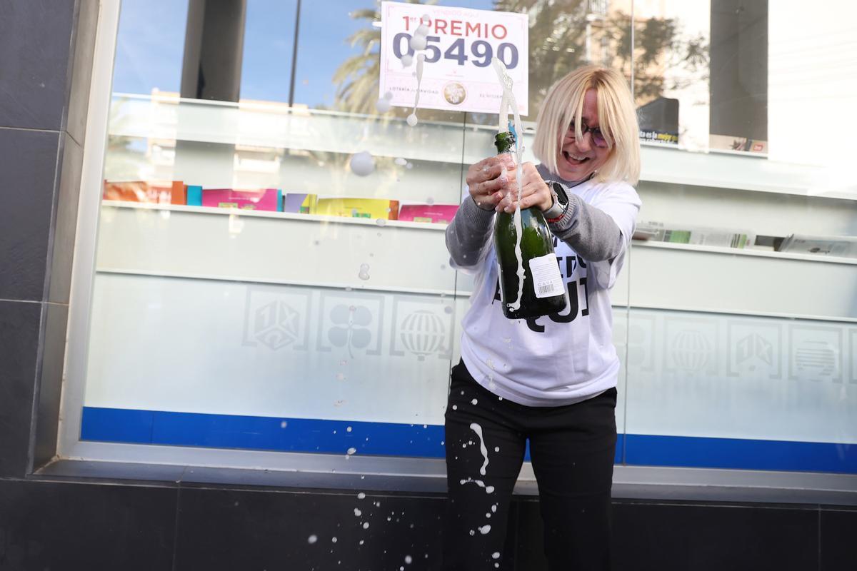 Archivo - Una empleada de la administración situada en la calle Berga celebran que han vendido parte del número 5490 correspondiente al 'Gordo' del Sorteo Extraordinario de la Lotería de Navidad, a 22 de diciembre de 2022, en S’Arenal, Mallorca.