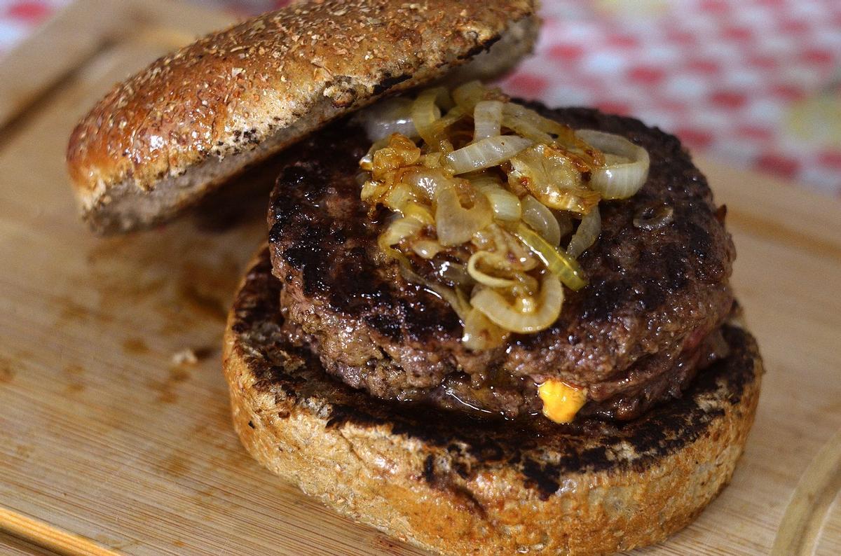 Las hamburguesas caseras con carne de calidad y sin añadidos calóricos son más saludables.