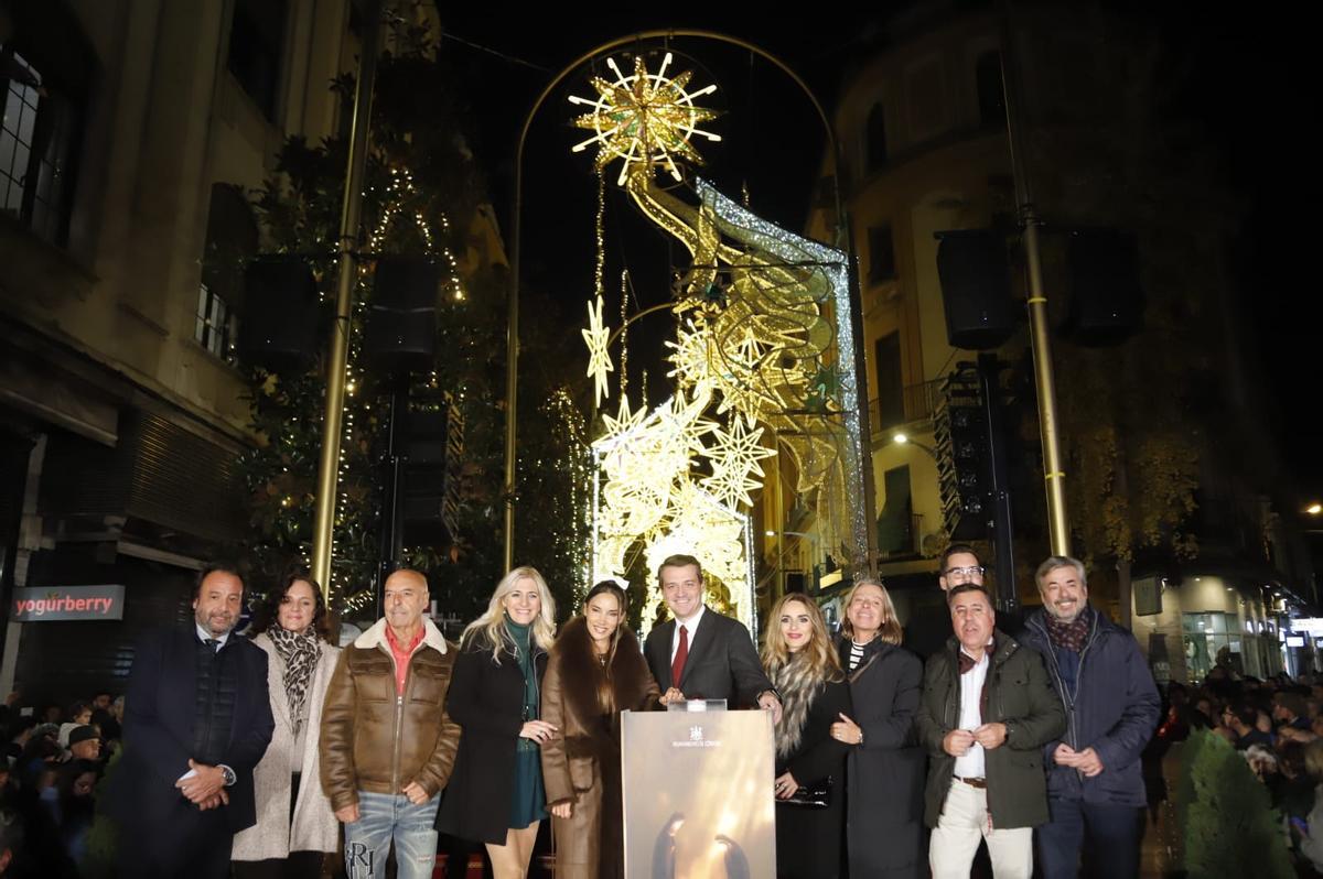 India Martínez (centro) pulsa el botón que inauguraba el alumbrado navideño de Córdoba, este martes. Junto a ella, el alcalde, José María Bellido, y otros representantes institucionales.