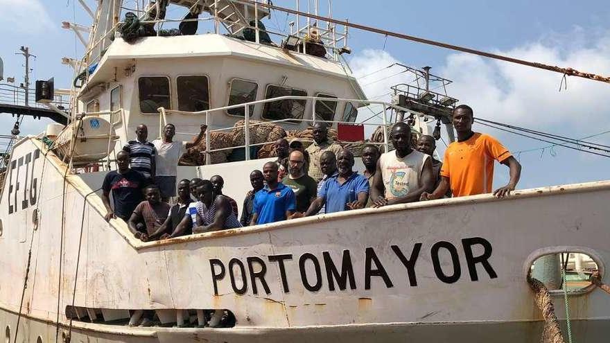 La tripulación del &quot;Portomayor&quot;, retenido desde el 18 de abril en el puerto de Conakry. // FdV