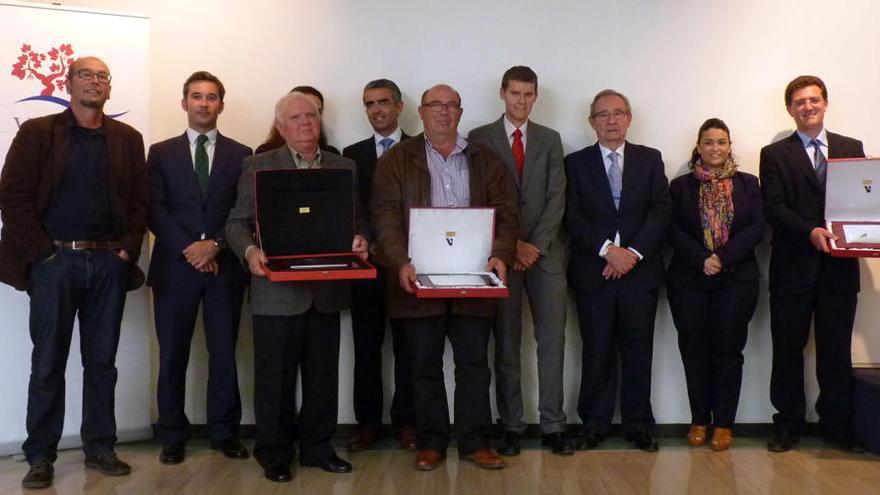 Conferenciantes y galardonados tras las jornadas de la DOP Valencia.